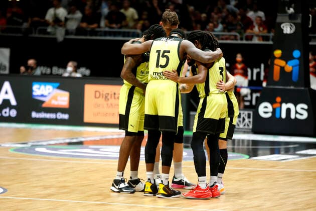 09 10 2021, easyCredit Basketball Bundesliga, BBL, 2021 2022 season, men, Chemnitz Niners Medi Bayreuth Terry Allen, Medi Bayreuth, Marcus Thornton, Medi Bayreuth Chemnitz Messe Chemnitz Sachsen Germany