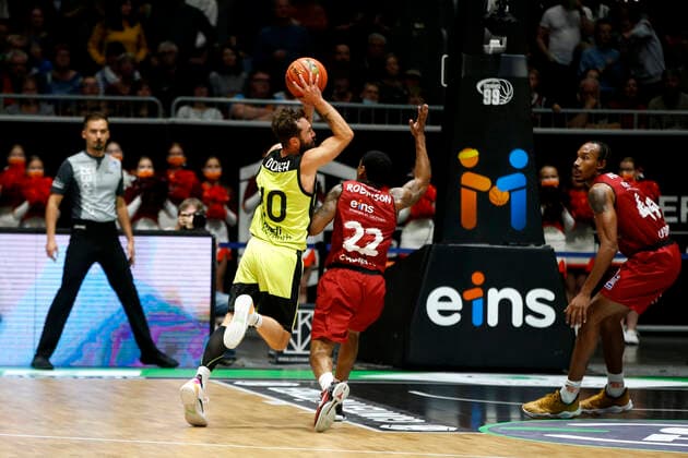 09 10 2021, easyCredit Basketball Bundesliga, BBL, 2021 2022 season, men, Chemnitz Niners Medi Bayreuth Bastian Doreth, Medi Bayreuth, Gerald Robinson, Niners Chemnitz Chemnitz Fair Chemnitz Saxony Germany