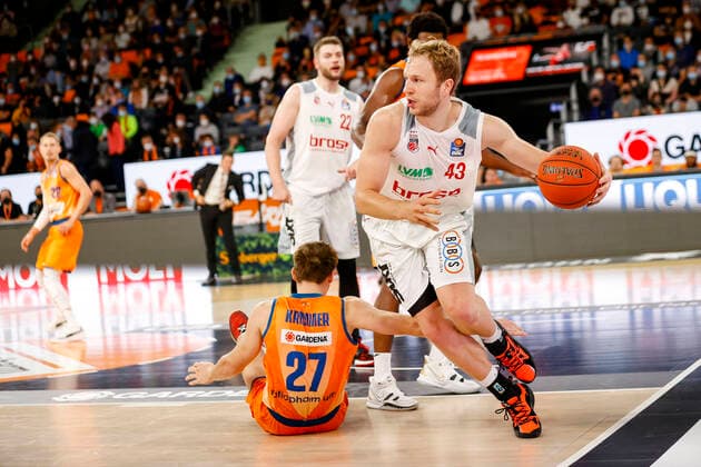 right Christian Sengfelder Brose Bamberg, 43 left 27 Moritz Krimmer ratiopharm Ulm ratiopharm Ulm Brose Bamberg, easyCredit Basketball Bundesliga, season 2021 2022, 3 match day, Ulm, Germany, 09 10 2021, 0171 4157296 Copyright: DanielxLöb