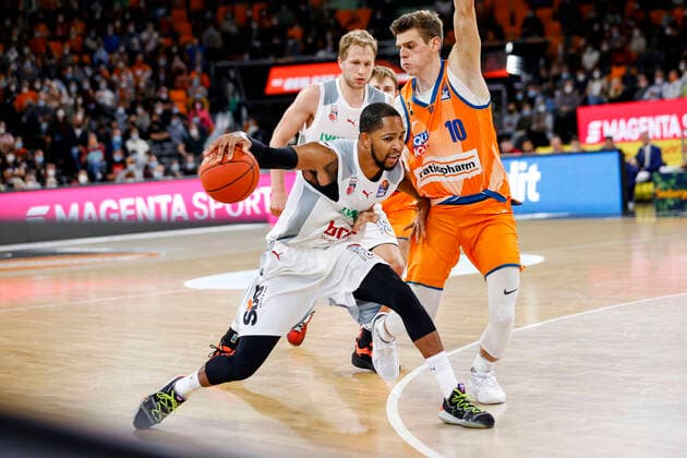Left Trevis Simpson Brose Bamberg, 15 Right 10 Christoph Philipps ratiopharm Ulm ratiopharm Ulm Brose Bamberg, easyCredit Basketball Bundesliga, 2021 2022 season, 3 match day, Ulm, Germany, 09 10 2021, Copyright: DanielxLöb