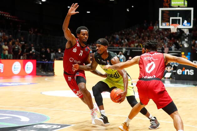 3 Matchday of the easyCredit BBL Basketball Bundesliga at Messe Chemnitz Season 2021 2022 NINERS Chemnitz vs. Medi Bayreuth Isiaha Mike NINERS Chemnitz 11 left Terry Allen Medi Bayreuth 15 right