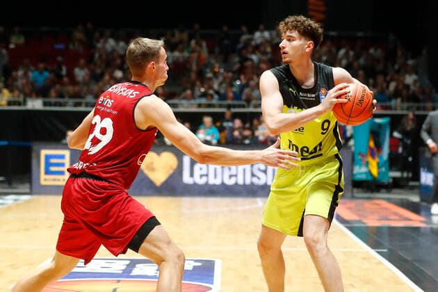 3 Matchday of the easyCredit BBL Basketball Bundesliga at Messe Chemnitz Season 2021 2022 NINERS Chemnitz vs Medi Bayreuth Mindaugas Susinskas NINERS Chemnitz 29 left Kay Bruhnke Medi Bayreuth 9 right