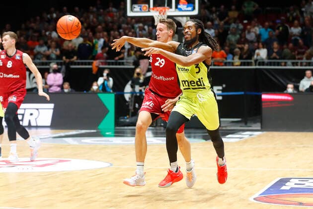 3 Matchday of the easyCredit BBL Basketball Bundesliga at Messe Chemnitz Season 2021 2022 NINERS Chemnitz vs Medi Bayreuth Mindaugas Susinskas NINERS Chemnitz 29 left Marcus Thornton Medi Bayreuth 3 right