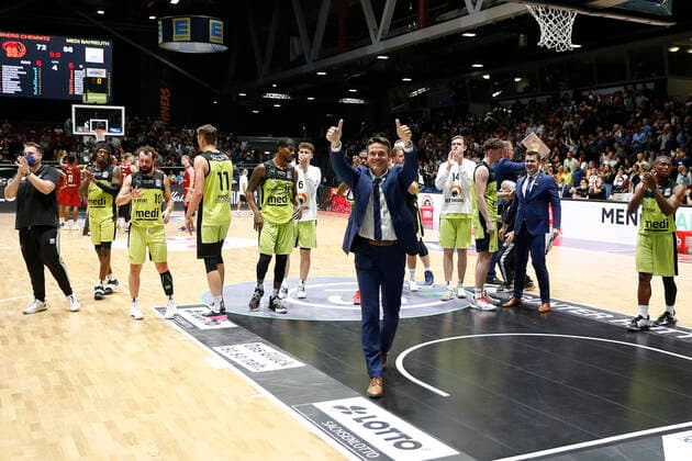 3 Matchday of the easyCredit BBL Basketball Bundesliga at Messe Chemnitz Season 2021 2022 NINERS Chemnitz vs Medi Bayreuth Raoul Korner Medi Bayreuth coach thanks the fans with the players