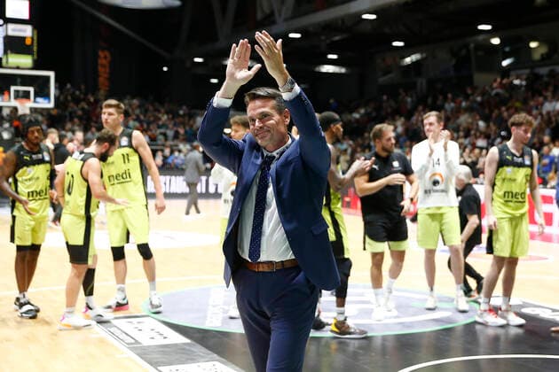 3 Matchday of the easyCredit BBL Basketball Bundesliga at Messe Chemnitz Season 2021 2022 NINERS Chemnitz vs Medi Bayreuth Raoul Korner Medi Bayreuth coach thanks the fans with the players