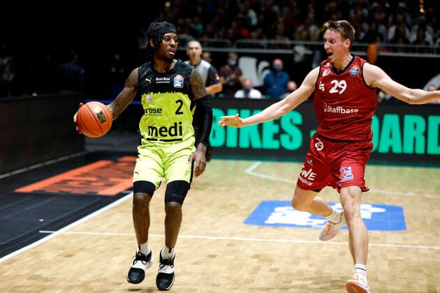 09 10 2021, easyCredit Basketball Bundesliga, BBL, 2021 2022 season, men, Chemnitz Niners Medi Bayreuth Sacar Anim, Medi Bayreuth, Mindaugas Susinskas, Niners Chemnitz Chemnitz Fair Chemnitz Saxony Germany