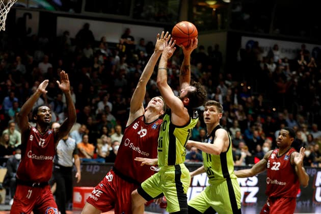 09 10 2021, easyCredit Basketball Bundesliga, BBL, 2021 2022 season, men, Chemnitz Niners Medi Bayreuth Bastian Doreth, Medi Bayreuth Chemnitz Fair Chemnitz Saxony Germany
