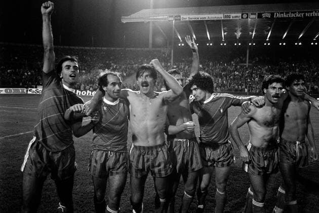 16.10.85 Deutschland - Portugal Deutschland, Stuttgart, 16.10.1985, Fussball, WM Qualifikation, DFB Deutschland - Portugal (0:1): Jubel Portugal Spieler. *** 16 10 85 Germany Portugal Germany, Stuttgart, 16 10 1985, Football, World Cup Qualification, DFB Germany Portugal 0 1 Cheer Portugal Player