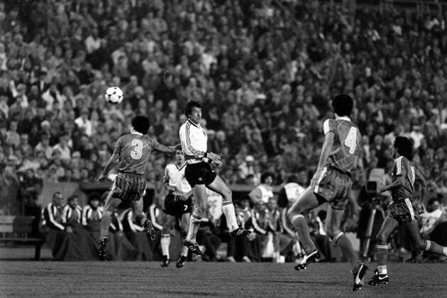 16.10.85 Deutschland - Portugal Deutschland, Stuttgart, 16.10.1985, Fussball, WM Qualifikation, DFB Deutschland - Portugal (0:1): v.l. Augusto Inacio (Portugal), Karl Allgöwer (Deutschland). *** 16 10 85 Germany Portugal Germany, Stuttgart, 16 10 1985, Football, World Cup Qualification, DFB Germany Portugal 0 1 v l Augusto Inacio Portugal , Karl Allgöwer Germany