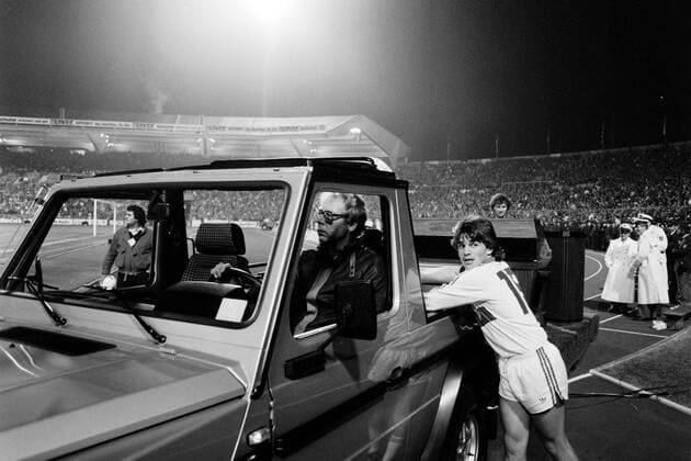 16.10.85 Deutschland - Portugal Deutschland, Stuttgart, 16.10.1985, Fussball, WM Qualifikation, DFB Deutschland - Portugal (0:1): Mercedes-Benz stellt seine Fahrezuge im Stadion vor. *** 16 10 85 Germany Portugal Germany, Stuttgart, 16 10 1985, Football, World Cup Qualification, DFB Germany Portugal 0 1 Mercedes Benz presents its driving suits in the stadium