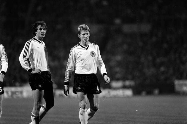 16.10.85 Deutschland - Portugal Deutschland, Stuttgart, 16.10.1985, Fussball, WM Qualifikation, DFB Deutschland - Portugal (0:1): v.l. Karl Allgöwer, Karlheinz Förster (beide Deutschland). *** 16 10 85 Germany Portugal Germany, Stuttgart, 16 10 1985, Football, World Cup Qualification, DFB Germany Portugal 0 1 v l Karl Allgöwer, Karlheinz Förster both Germany