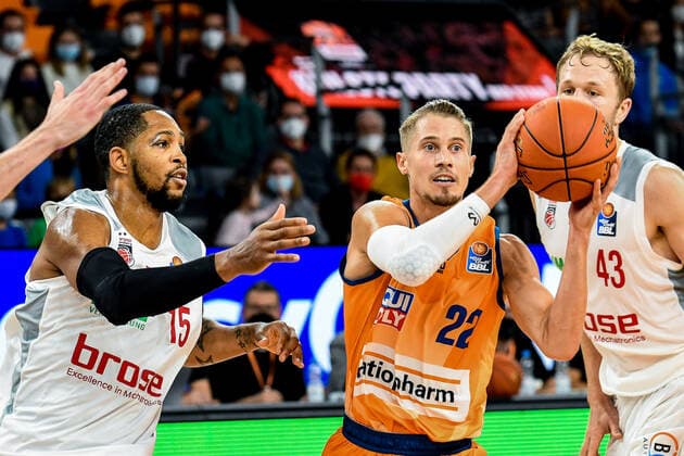 GER, BBL, Play offs, ratiopharm ulm vs Brose Bamberg 09 10 2021, ratiopharm arena, Neu Ulm, GER, BBL, Play offs, ratiopharm ulm vs Brose Bamberg, pictured Trevis Simpson Bamberg, 15 , Thomas Klepeisz Ulm, 22 nordphotoxGmbHx xHafner nph00200