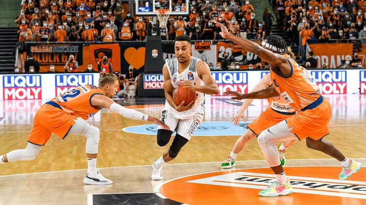 GER, BBL, ratiopharm ulm vs Brose Bamberg 09 10 2021, ratiopharm arena, Neu Ulm, GER, BBL, ratiopharm ulm vs Brose Bamberg, pictured Joel Aminu Bamberg, 21 finds the gap between Thomas Klepeisz Ulm, 22 and Jaron Blossomgame Ulm, 4 nordphotoxGmbHx xHafner nph00200
