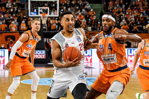 GER, BBL, ratiopharm ulm vs Brose Bamberg 09 10 2021, ratiopharm arena, Neu Ulm, GER, BBL, ratiopharm ulm vs Brose Bamberg, in picture Joel Aminu Bamberg, 21 cant be stopped by Jaron Blossomgame Ulm, 4 nordphotoxGmbHx xHafner nph00200