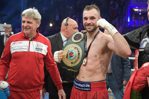 Bilder des Jahres 2021, Sport 10 Oktober Sport Themen der Woche KW40 Sport Bilder des Tages Neuer Weltmeister, Dominic Boesel (GER), Halbschwergewicht, WM-Kampf , Halb-Schwergewicht, Robin Krasniqi vs Dominic Boesel, Boxen, IBO, WBA, 09.10.2021 Magdeburg Sachsen-Anhalt Deutschland *** New World Champion, Dominic Boesel GER , Light Heavyweight, WM Fight , Light Heavyweight, Robin Krasniqi vs Dominic Boesel, Boxing, IBO, WBA, 09 10 2021 Magdeburg Sachsen Anhalt Germany Copyright: xkolbert-press BurghardxSchreyerx