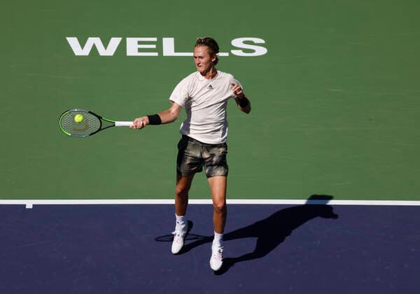 October 09, 2021 Sebastian Korda returns a shot against Francis Tiafoe during the 2021 BNP Paribas Open at Indian Wells Tennis Garden in Indian Wells, California. Mandatory Photo Credit : CSM Indian Wells United States of America - ZUMAc04_ 20211009_zaf_c04_348 Copyright: xCharlesxBausx