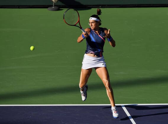 INDIAN WELLS, CA - OCTOBER 09: Caroline Garcia of France returns a shot in a tennis match during the BNP Paribas Open played on October 9, 2021 at the Indian Wells Tennis Garden in Indian Wells, CA. (Photo by John Cordes Icon Sportswire) TENNIS: OCT 09 BNP Paribas Open Icon506211009084