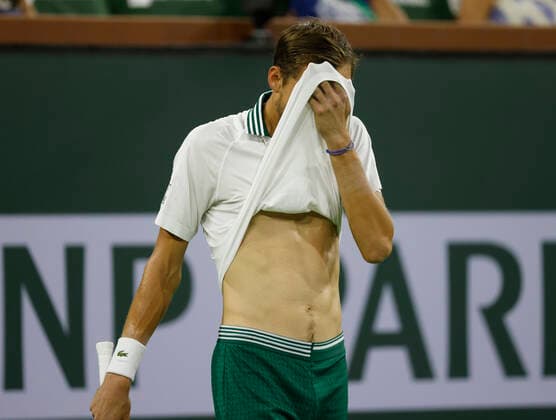 October 09, 2021 Daniil Medvedev of Russia wipes his face with his shirt during his match against Mackenzie McDonald during the 2021 BNP Paribas Open at Indian Wells Tennis Garden in Indian Wells, California. Mandatory Photo Credit : CSM Indian Wells United States of America - ZUMAc04_ 20211009_zaf_c04_579 Copyright: xCharlesxBausx