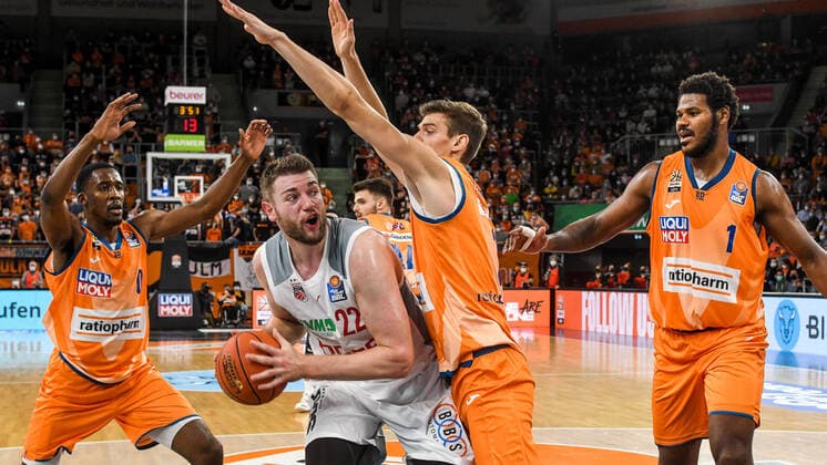 GER, BBL, ratiopharm ulm vs Brose Bamberg 09 10 2021, ratiopharm arena, Neu Ulm, GER, BBL, ratiopharm ulm vs Brose Bamberg, pictured Martinas Geben Bamberg, 22 tries to assert himself against Semaj Christon Ulm, 0 , Christoph Philipps Ulm, 10 and Cristiano Felicio Ulm, 1 nordphotoxGmbHx xHafner nph00200