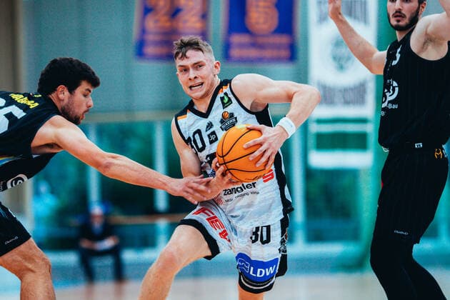 BB 2BL BSW Sixers SBB Baskets Vincent Friederici 30 BSW Sixers during the season 2021 22 men in the Barmer 2 Bundesliga ProB between BSW Sixers and SBB Baskets Wolmirstedt at the Ballsporthalle Sandersdorf on 9 October 2021 in Sandersdorf, Saxony Anhalt, Germany