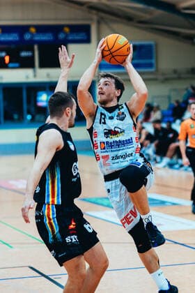 BB 2BL BSW Sixers SBB Baskets Lukas Kazlauskas 13 BSW Sixers , Steffen Haufs 6 SBB Baskets during the season 2021 22 men in the Barmer 2 Bundesliga ProB between BSW Sixers and SBB Baskets Wolmirstedt in the Ballsporthalle Sandersdorf on 9 October 2021 in Sandersdorf, Saxony Anhalt, Germany