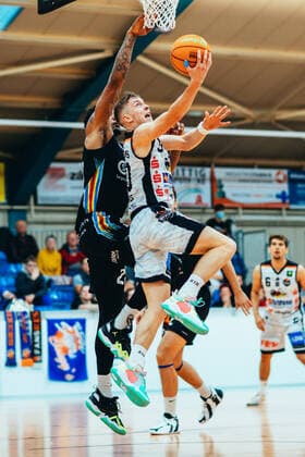 BB 2BL BSW Sixers SBB Baskets Vincent Friederici 30 BSW Sixers during the season 2021 22 men in the Barmer 2 Bundesliga ProB between BSW Sixers and SBB Baskets Wolmirstedt at the Ballsporthalle Sandersdorf on 9 October 2021 in Sandersdorf, Saxony Anhalt, Germany