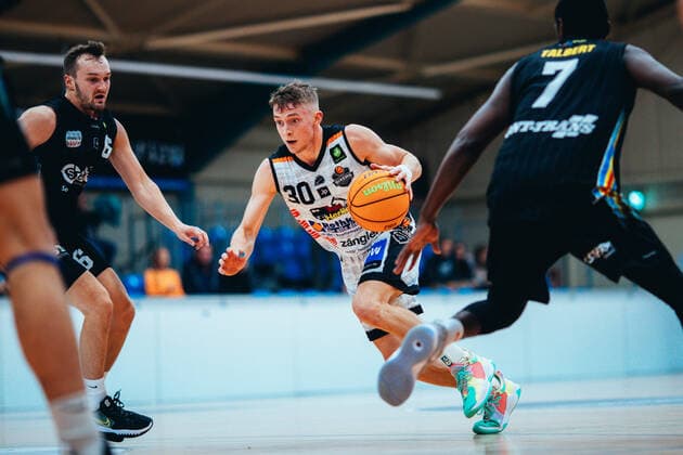 BB 2BL BSW Sixers SBB Baskets Vincent Friederici 30 BSW Sixers during the season 2021 22 men in the Barmer 2 Bundesliga ProB between BSW Sixers and SBB Baskets Wolmirstedt at the Ballsporthalle Sandersdorf on 9 October 2021 in Sandersdorf, Saxony Anhalt, Germany