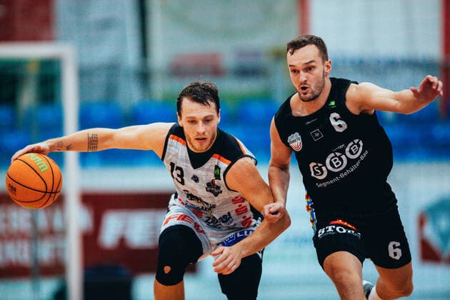 BB 2BL BSW Sixers SBB Baskets Lukas Kazlauskas 13 BSW Sixers , Steffen Haufs 6 SBB Baskets during the season 2021 22 men in the Barmer 2 Bundesliga ProB between BSW Sixers and SBB Baskets Wolmirstedt in the Ballsporthalle Sandersdorf on 9 October 2021 in Sandersdorf, Saxony Anhalt, Germany