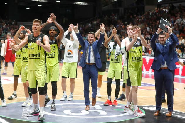 3 Matchday of the easyCredit BBL Basketball Bundesliga at Messe Chemnitz Season 2021 2022 NINERS Chemnitz vs Medi Bayreuth Raoul Korner Medi Bayreuth coach thanks the fans with the players