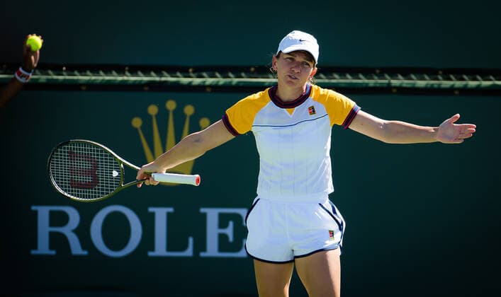 October 9, 2021, INDIAN WELS, UNITED STATES: Simona Halep of Romania playing doubles with Elena-Gabriela Ruse at the 2021 BNP Paribas Open WTA, Tennis Damen 1000 tennis tournament INDIAN WELS UNITED STATES - ZUMAa181 20211009_zaa_a181_241 Copyright: xRobxPrangex