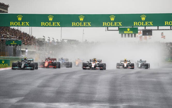 77 BOTTAS Valtteri (fin), Mercedes AMG F1 GP W12 E Performance, action, start and 33 VERSTAPPEN Max (nld), Red Bull Racing Honda RB16B during the Formula 1 Rolex Turkish Grand Prix 2021, 16th round of the 2021 FIA Formula One World Championship, WM, Weltmeisterschaft from October 8 to 10, 2021 on the Istanbul Park, in Tuzla, Turkey - F1 - TURKISH GRAND PRIX 2021 - RACE DPPI Panoramic  _B2_9932