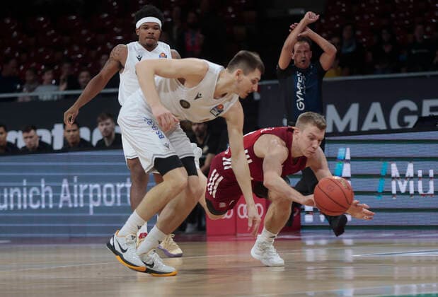 10 10 2021, BBL, FC Bayern Basketball vs Braunschweig, Audi Dome, basketball, sports, in the picture David Kraemer Braunschweig vs Ognjen Jaramaz FCB Basketball