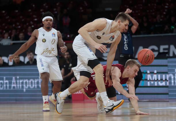 10 10 2021, BBL, FC Bayern Basketball vs Braunschweig, Audi Dome, basketball, sports, pictured Tookie Brown Braunschweig , David Kraemer Braunschweig vs Ognjen Jaramaz FCB Basketball