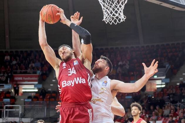 Bayerns 34 Gavin SCHILLING vs Braunschweigs 5 CLASS basketball, FC Bayern Muenchen Loewen Braunschweig, BBL main round, 2021 2022 season, on 10 10 2021 in Munich, A U D I D O M E, Germany source copyright credit Oryk HAIST x1DX39926.JPGx