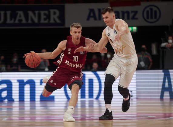 10.10.2021, BBL, FC Bayern Basketball vs Braunschweig, Audi Dome, Basketball, im Bild: Ognjen Jaramaz (FCB Basketball) vs David Kraemer (Braunschweig)