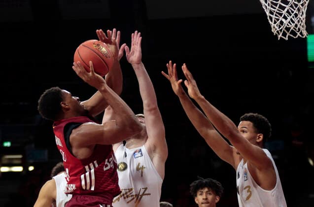 10.10.2021, BBL, FC Bayern Basketball vs Braunschweig, Audi Dome, Basketball, im Bild: Corey Walden (FCB Basketball) vs Luc van Slooten (Braunschweig) und Nicholas Tischler (Braunschweig)