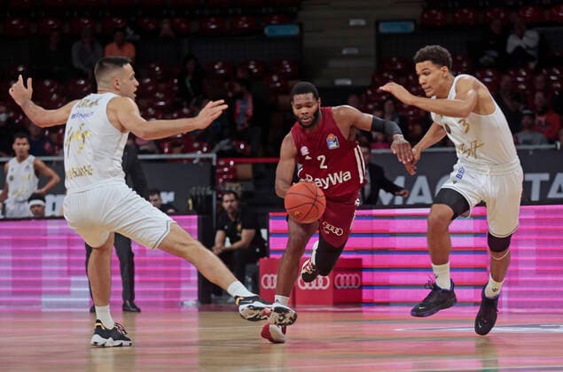 10.10.2021, BBL, FC Bayern Basketball vs Braunschweig, Audi Dome, Basketball, im Bild: Benedikt Turudic (Braunschweig), Corey Walden (FCB Basketball) und Nicholas Tischler (Braunschweig)