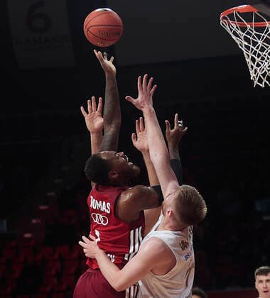 10 10 2021, BBL, FC Bayern Basketball vs Braunschweig, Audi Dome, basketball, sports, pictured Deshaun Thomas FCB Basketball vs Luc van Slooten Braunschweig
