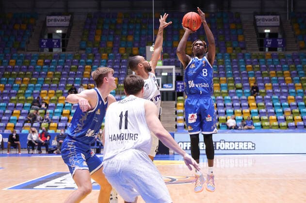 Fraport Skyliners Hamburg Towers, easyCredit BBL Dstanzwurf of Brancou Badio Fraport Skyliners, 8 Basketball match of the easyCredit BBL between the Fraport Skyliners and the Hamburg Towers on 10 October 2021 at the Fraport Arena in Frankfurt am Main , Frankfurt am Main Hesse Germany Fraport Arena