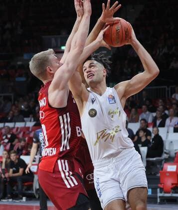 Bayerns 10 Ognien JARAMAZ vs Braunschweigs 44 TURUDIC Basketball, FC Bayern Muenchen Loewen Braunschweig, BBL Hauptrunde, 2021 2022 season, on 10 10 2021 in Munich, A U D I D O M E, Germany Source Copyright Credit Oryk HAIST x1DX30442.JPGx