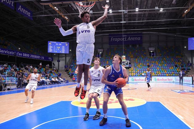 Fraport Skyliners Hamburg Towers, easyCredit BBL Caleb Homesley Hamburg Towers, 5 blocks Lorenz Brenneke Fraport Skyliners, 21 the way to the basket Basketball match of the easyCredit BBL between Fraport Skyliners and Hamburg Towers on 10 October 2021 at Fraport Arena in Frankfurt am Main , Frankfurt am Main Hesse Germany Fraport Arena