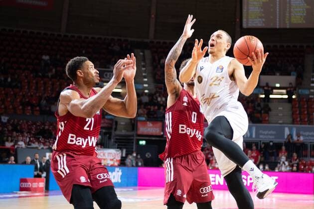 Augustine Rubit 21 FC Bayern , Nick Weiler Babb 0 FC Bayern , Robin Amaize 21 Loewen Braunschweig , FC Bayern Basketball vs Loewen Braunschweig, easyCredit BBL, 10 10 2021 Muenchen Bayern Germany Copyright: xkolbert-press UlrichxGamelx