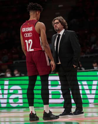 10 10 2021, BBL, FC Bayern Basketball vs Braunschweig, Audi Dome, basketball, sports, in the picture Jason George FCB Basketball and coach Andrea Trinchieri FCB Basketball
