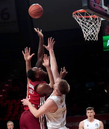 10 10 2021, BBL, FC Bayern Basketball vs Braunschweig, Audi Dome, basketball, sports, pictured Corey Walden FCB Basketball vs Luc van Slooten Braunschweig