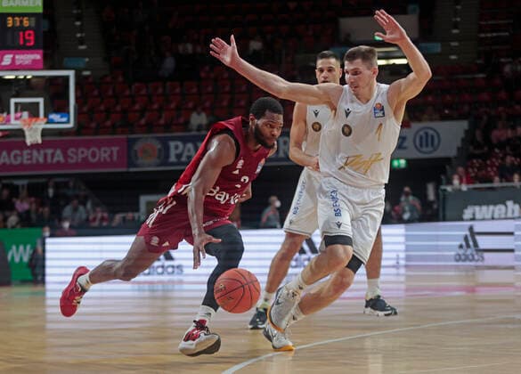 10 10 2021, BBL, FC Bayern Basketball vs Braunschweig, Audi Dome, basketball, sports, pictured Corey Walden FCB Basketball vs David Kraemer Braunschweig and Benedikt Turudic Braunschweig.