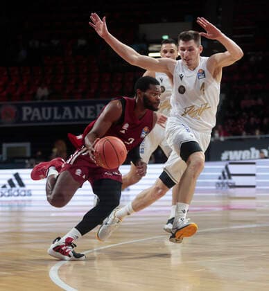 10 10 2021, BBL, FC Bayern Basketball vs Braunschweig, Audi Dome, basketball, sports, pictured Corey Walden FCB Basketball vs David Kraemer Braunschweig and Benedikt Turudic Braunschweig.