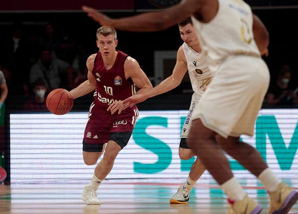 10 10 2021, BBL, FC Bayern Basketball vs Braunschweig, Audi Dome, basketball, sports, pictured Ognjen Jaramaz FCB Basketball vs David Kraemer Braunschweig and Tookie Brown Braunschweig.
