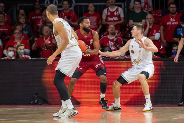 Darrun Hilliard 32 FC Bayern , David Kraemer 1 Loewen Braunschweig , FC Bayern Basketball vs Loewen Braunschweig, easyCredit BBL, 10 10 2021 Muenchen Bayern Germany Copyright: xkolbert-press UlrichxGamelx