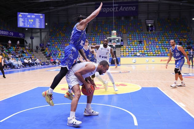 Fraport Skyliners Hamburg Towers, easyCredit BBL Donovan Donaldson Fraport Skyliners, 2 relies on Jabril Durham Hamburg Towers, 44 on easyCredit BBL basketball match between Fraport Skyliners and Hamburg Towers on 10 October 2021 at Fraport Arena in Frankfurt am Main , Frankfurt am Main Hesse Germany Fraport Arena