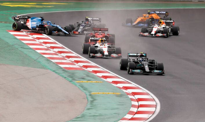 Start, 77 Valtteri Bottas FIN, Mercedes AMG Petronas F1 Team , 33 Max Verstappen NED, Red Bull Racing , 16 Charles Leclerc MON, Scuderia Ferrari Mission Winnow , F1 Grand Prix of Turkey at Intercity Istanbul Park on October 10, 2021 in Istanbul, Turkey Photo by HOCH ZWEI Istanbul Turkey